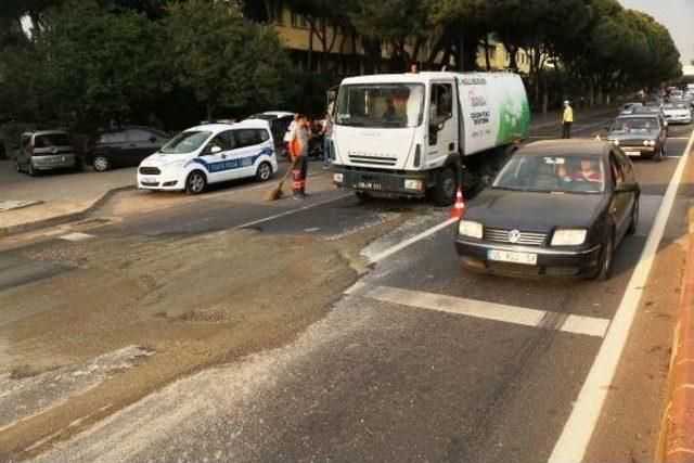 Beton Mikserindeki Beton Yola Döküldü, Trafik Kilitlendi 