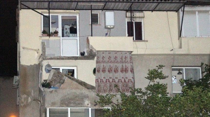 Yemek Yerken &Uuml;zerlerine Balkon &Ccedil;&ouml;kt&uuml;: 3 Yaralı