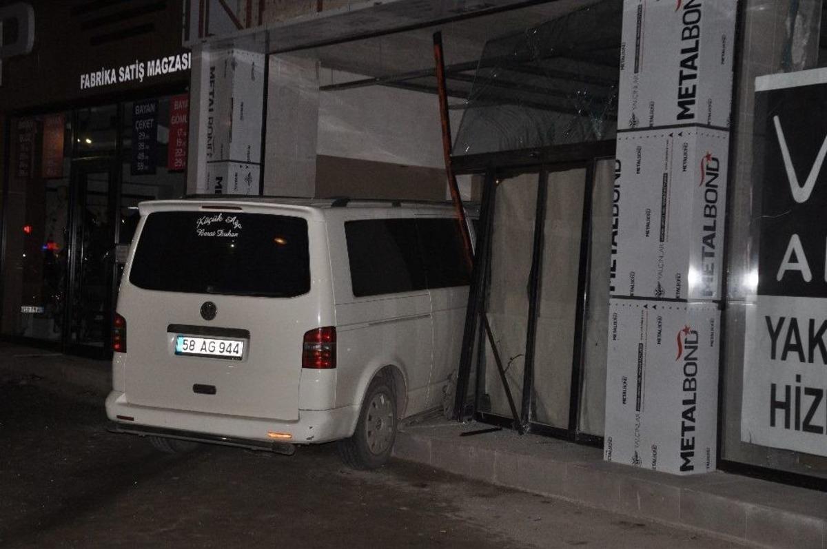 Minib&uuml;s&uuml;yle Tadilattaki D&uuml;kkanın Camından İ&ccedil;eri Girdi