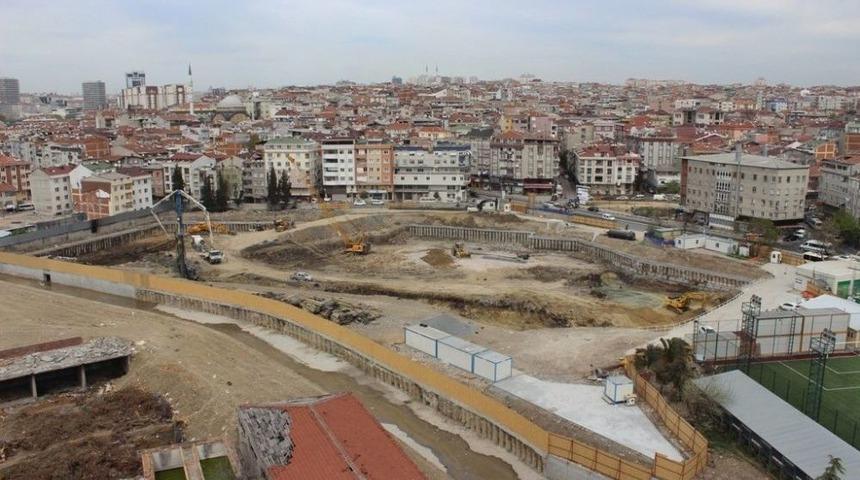 İstanbul&rsquo;un En B&uuml;y&uuml;k Buz Pisti İ&ccedil;in 24 Saat Aralıksız &Ccedil;alışıyorlar