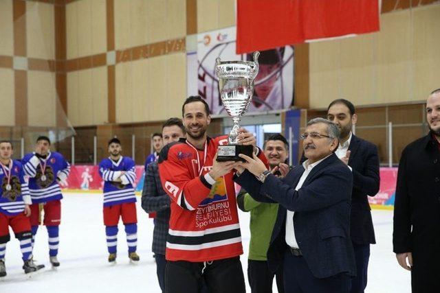 İstanbul&rsquo;un En B&uuml;y&uuml;k Buz Pisti İ&ccedil;in 24 Saat Aralıksız &Ccedil;alışıyorlar 2