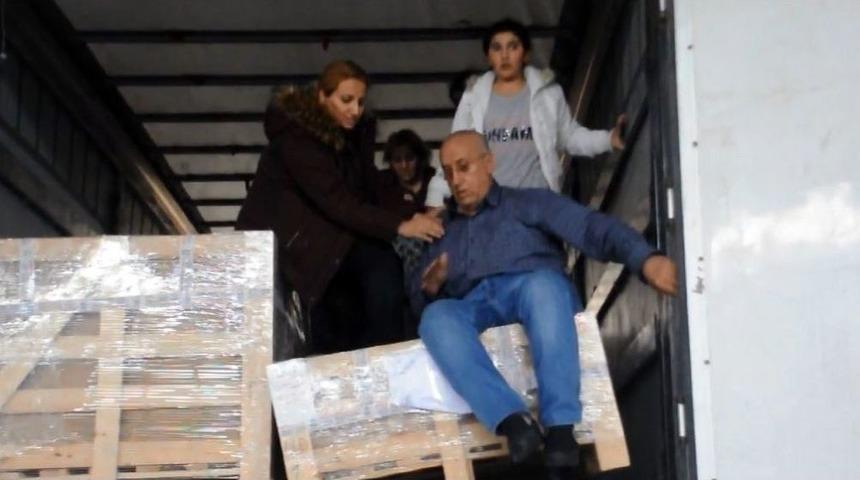 Yurt Dışına Ka&ccedil;mak İ&ccedil;in Tırın Dorsesine Girip Sabaha Kadar Beklediler