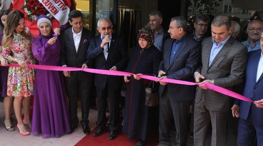 Kadın Girişimcinin Açtığı Modaevine Siyasilerden Destek