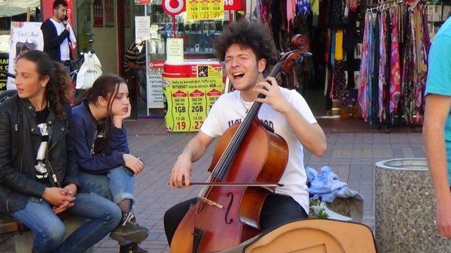 Lise Öğrencileri Sokak Müziğiyle İlgi Odağı Oldu