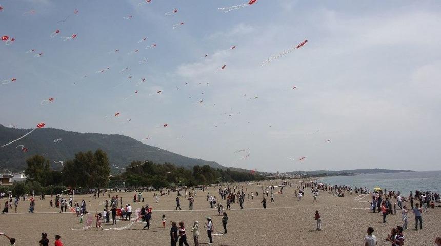 Menderes&rsquo;te G&ouml;ky&uuml;z&uuml; U&ccedil;urtmalarla Renklendi
