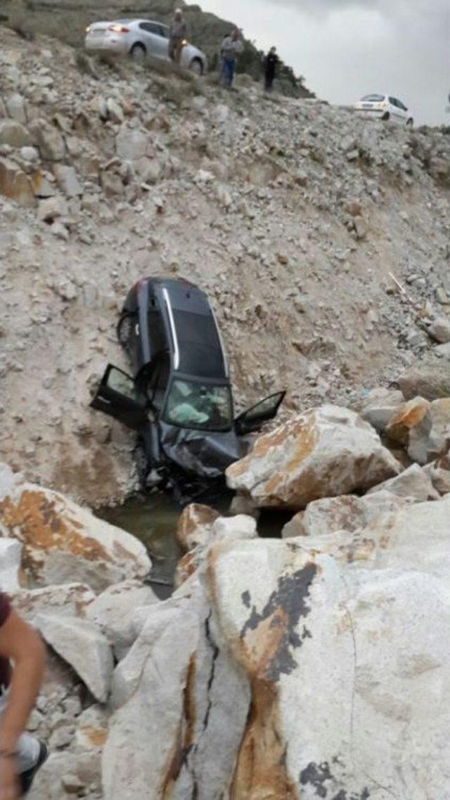 Şarampole Uçan Otomobilde 2 Kişi Yaralandı