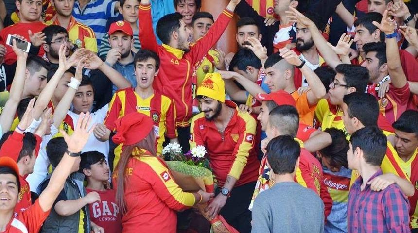 Sarı Kırmızılı Evlilik Teklifi