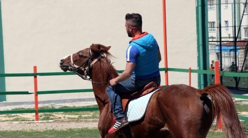 Turgut &Ouml;zal Tabiat Parkı&rsquo;nda At Keyfi