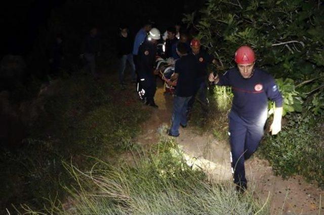 Denizi Seyrederken Falezlerden Düşerek Ayağını Kırdı 1