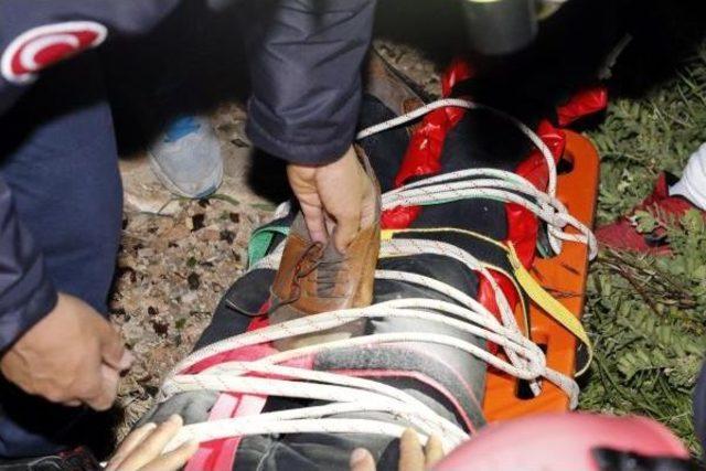 Denizi Seyrederken Falezlerden Düşerek Ayağını Kırdı 2