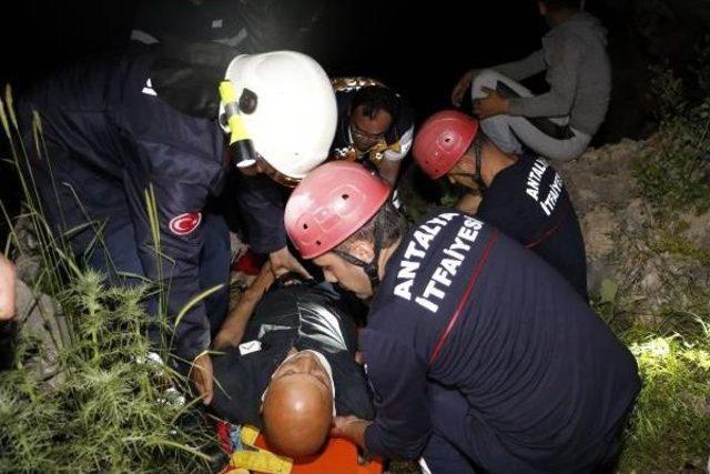 Denizi Seyrederken Falezlerden Düşerek Ayağını Kırdı 3