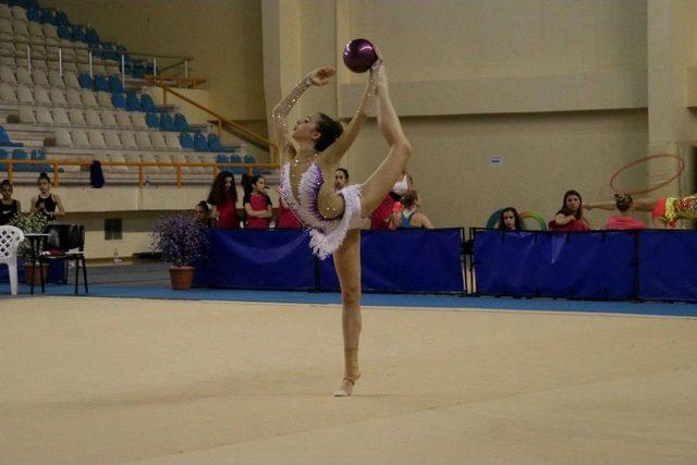 Kul&uuml;plerarası Ritmik Cimnastik Yıldız Ve B&uuml;y&uuml;kler Grup Birinciliği 1