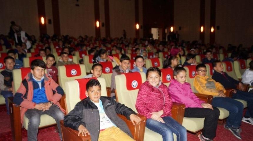 Minik Y&uuml;rekler İlk Kez Tiyatro İle Buluştu