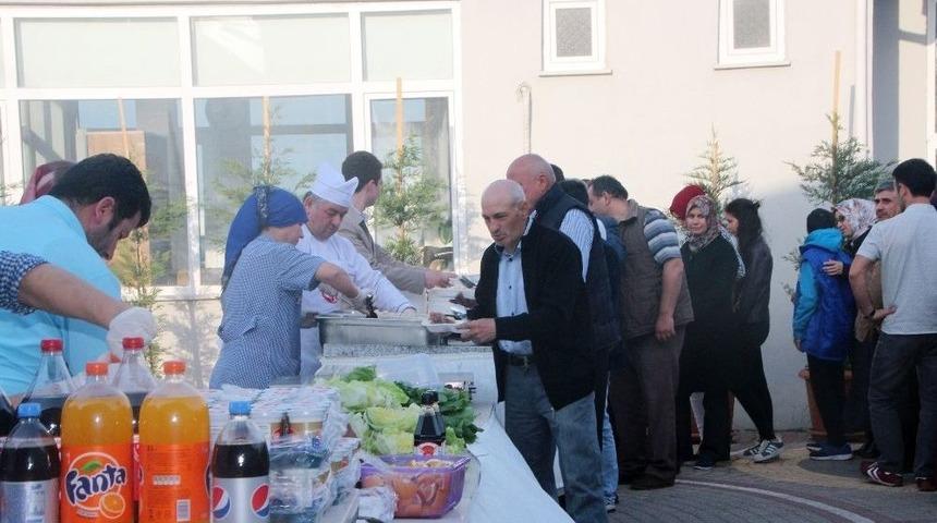 Fabrika &Ccedil;alışanları 1 Mayıs Emek Ve Dayanışma G&uuml;n&uuml; Dolayısıyla Yemekte Buluştu