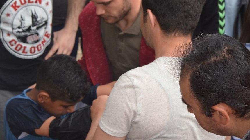 (&ouml;zel Haber) Suriyeli &Ccedil;ocuğun Porsuk &Ccedil;ayı&rsquo;na D&uuml;şme Anı Kamerada