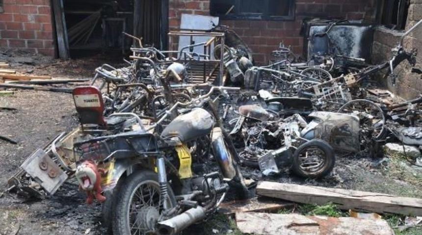 İneg&ouml;l'de Tamire Getirilen 10 Motosiklet Yandı