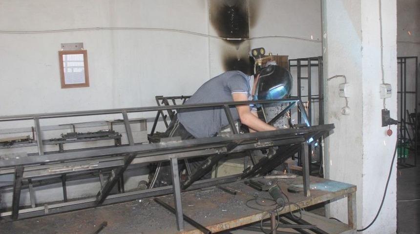 Okul Sıralarında Hayal Etti Okul Sıraları &Uuml;retimine Başladı