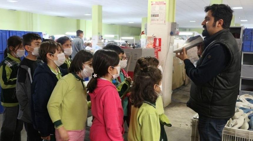 &Ouml;ğrenciler Ayakkabı &Uuml;retimini Yakından G&ouml;rd&uuml;