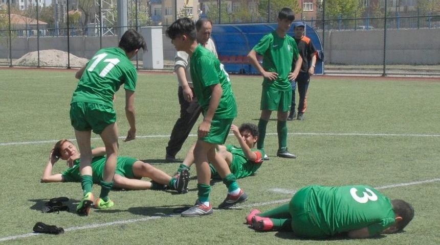 K&uuml;&ccedil;&uuml;k Futbolcuları H&uuml;ng&uuml;r H&uuml;ng&uuml;r Ağlatan Penaltılar
