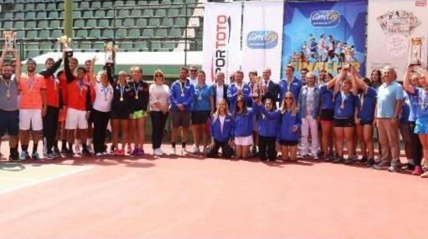 İstanbul Aydın Üniversitesi'nden Çifte Şampiyonluk