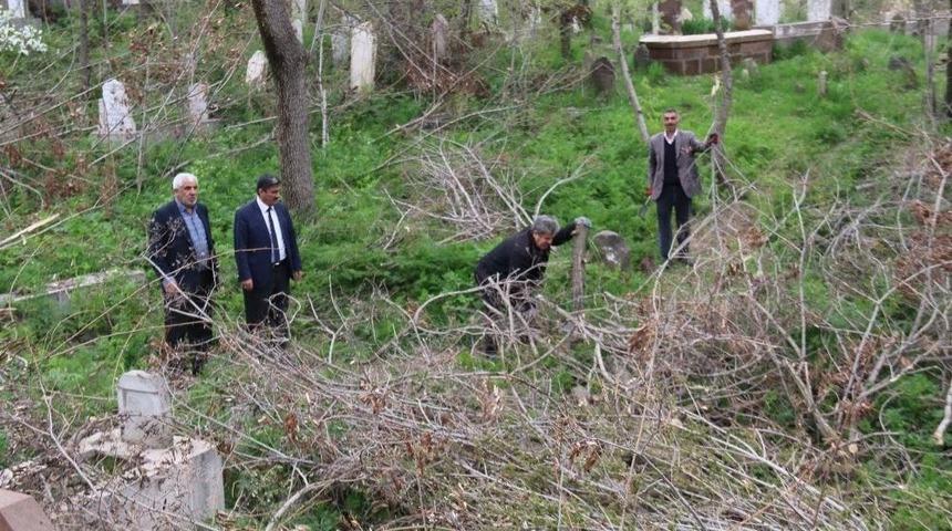 Mezarlıklarda Bakım Ve Temizlik &Ccedil;alışmaları Başladı