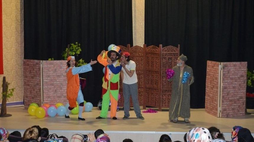 Kartepeli &Ccedil;ocuklar Tiyatroda