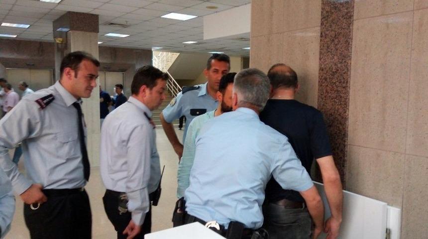 Yakalanacağını Anlayınca &Ccedil;aldığı Telefonu Poşete Koyup Klozete Attı