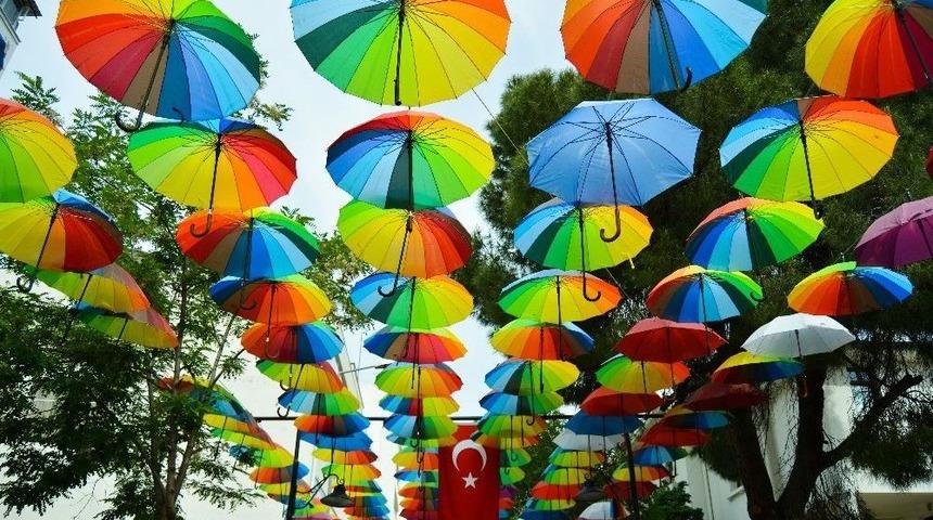 Şemsiyeli Sokak&rsquo;ta Renk C&uuml;mb&uuml;ş&uuml;