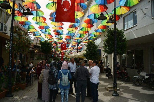 Şemsiyeli Sokak’ta Renk Cümbüşü