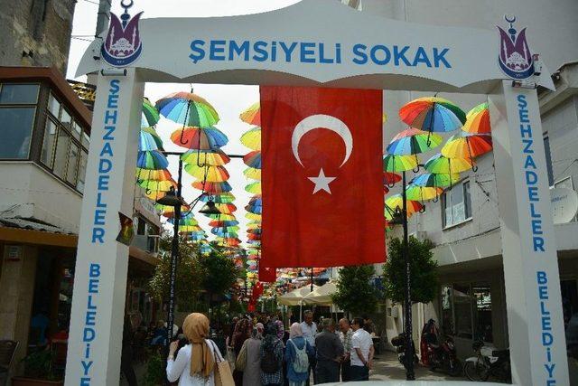 Şemsiyeli Sokak’ta Renk Cümbüşü