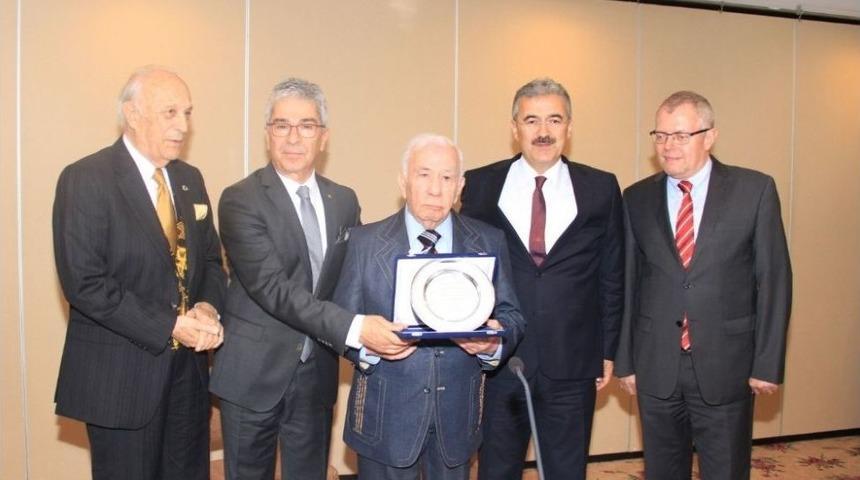 Duayen Konsolosa Onur Plaketi