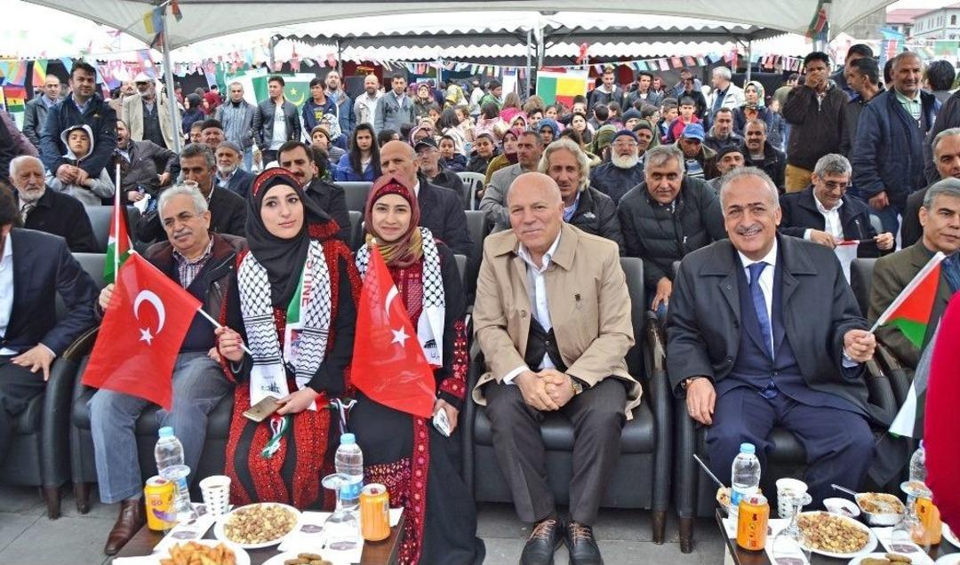 Atat&uuml;rk &Uuml;niversitesi Rekt&ouml;r&uuml; Prof. Dr. &Ouml;mer &Ccedil;omaklı Yabancı Uyruklu &Ouml;ğrencileri Yalnız Bırakmadı