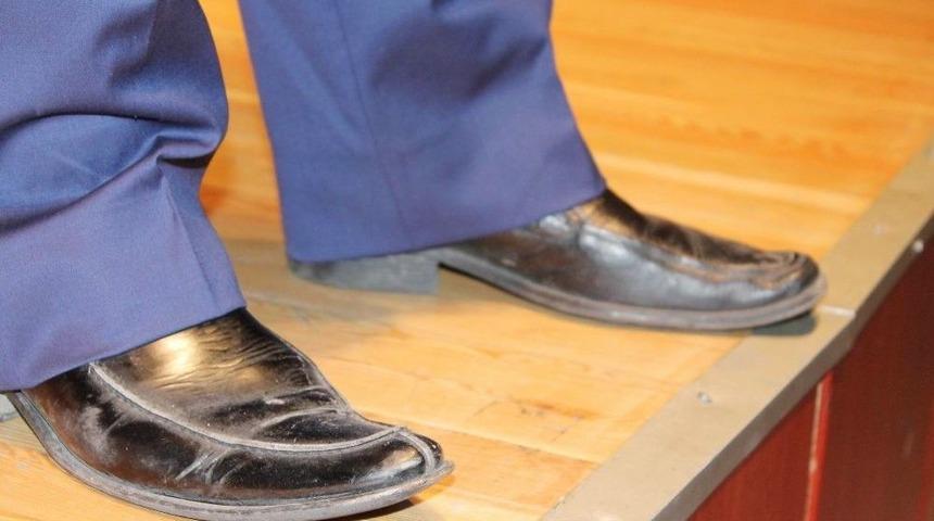 Oyuncu Yakup Yavru Sahneye İki Ayağında İki Farklı Ayakkabı İle &Ccedil;ıktı