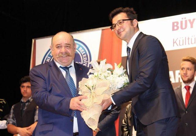 Oyuncu Yakup Yavru Sahneye İki Ayağında İki Farklı Ayakkabı İle Çıktı 1