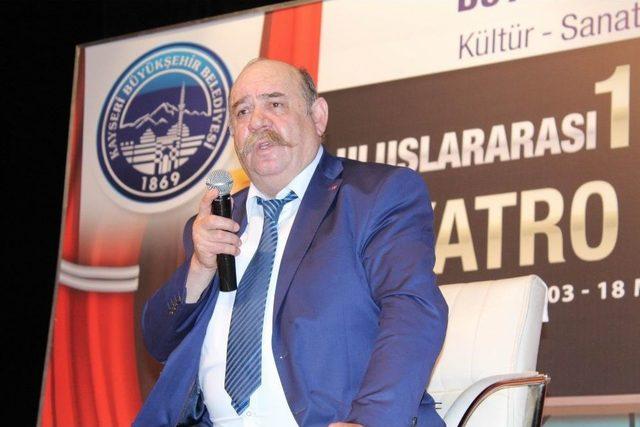 Oyuncu Yakup Yavru Sahneye İki Ayağında İki Farklı Ayakkabı İle Çıktı 2