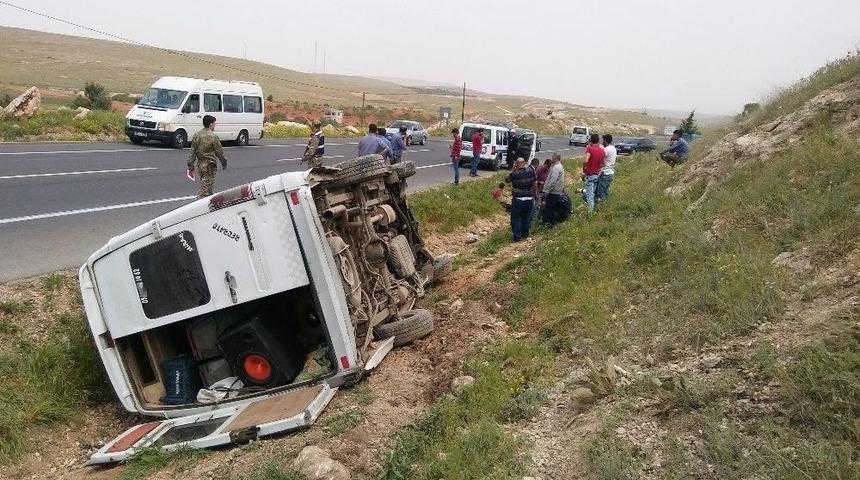 Gaziantep&rsquo;te Yolcu Minib&uuml;s&uuml; Devrildi: 2&rsquo;si Ağır 7 Yaralı