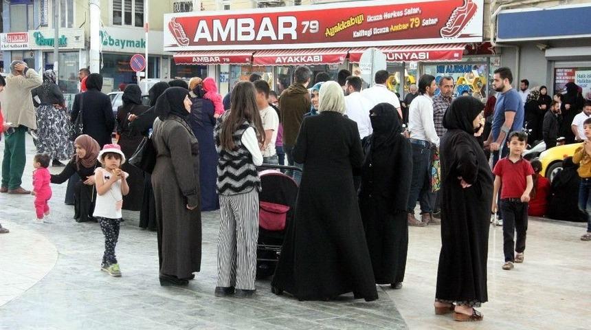 Suriyeliler 100 Tl&rsquo;lık Kartı Almak İ&ccedil;in Uzun Kuyruklar Oluşturdu