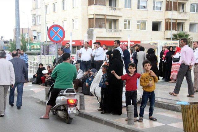 Suriyeliler 100 Tl&rsquo;lık Kartı Almak İ&ccedil;in Uzun Kuyruklar Oluşturdu 1