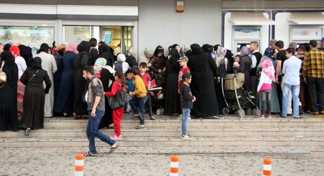 Suriyeliler 100 Tl&rsquo;lık Kartı Almak İ&ccedil;in Uzun Kuyruklar Oluşturdu 2