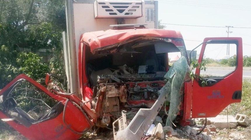 Milas&rsquo;ta Kontrolden &Ccedil;ıkan Kamyon Kaza Yaptı; 1 &Ouml;l&uuml;, 1 Yaralı