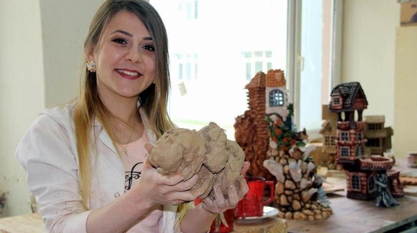 &Uuml;niversite &Ouml;ğrencisinin &Ccedil;amurdan Yaptığı Evler G&ouml;z Kamaştırıyor