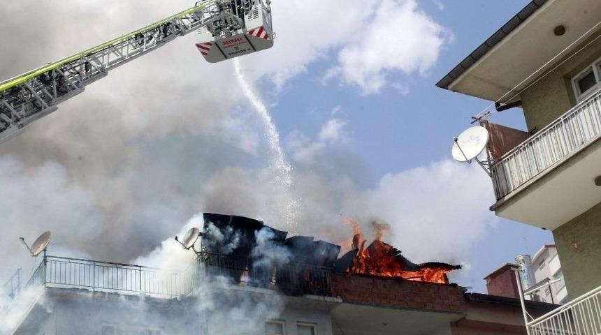 Konya&rsquo;da Apartmanın &Ccedil;atısı Alev Alev Yandı