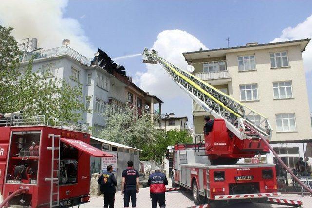 Konya’da Apartmanın Çatısı Alev Alev Yandı