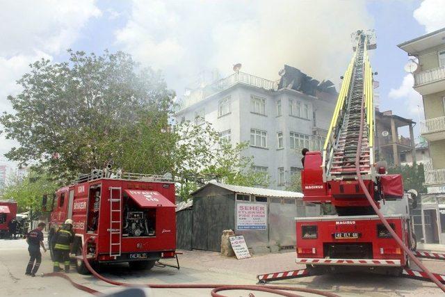 Konya’da Apartmanın Çatısı Alev Alev Yandı