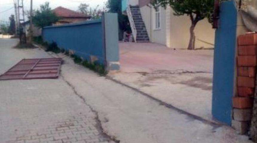 Devrilen Demir Kapı 2,5 Yaşındaki &Ccedil;ocuğu &Ouml;ld&uuml;rd&uuml;