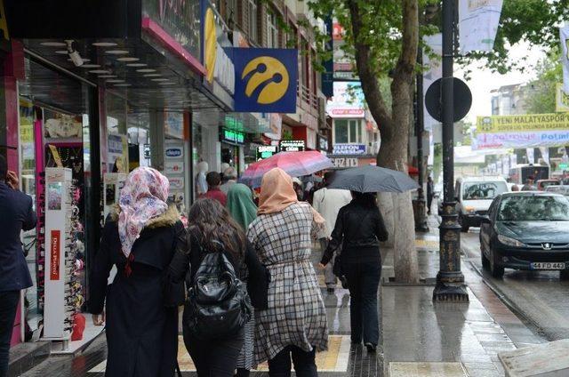 Malatya’da Sağanak Yağış Etkili Oldu