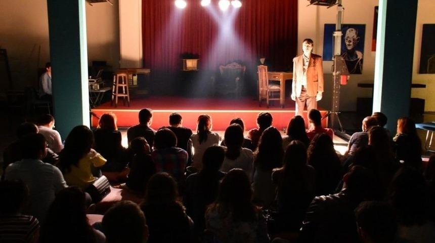 Alternatif Sahne, &rsquo;memleketinde Nazım&rsquo; Adlı Tiyatro Oyununa Ev Sahipliği Yaptı