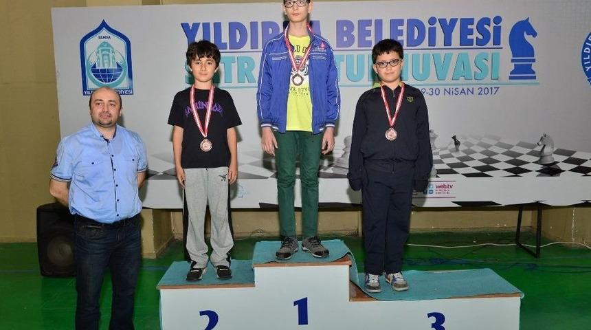 Satran&ccedil; Turnuvasında Yıldırım R&uuml;zgarı