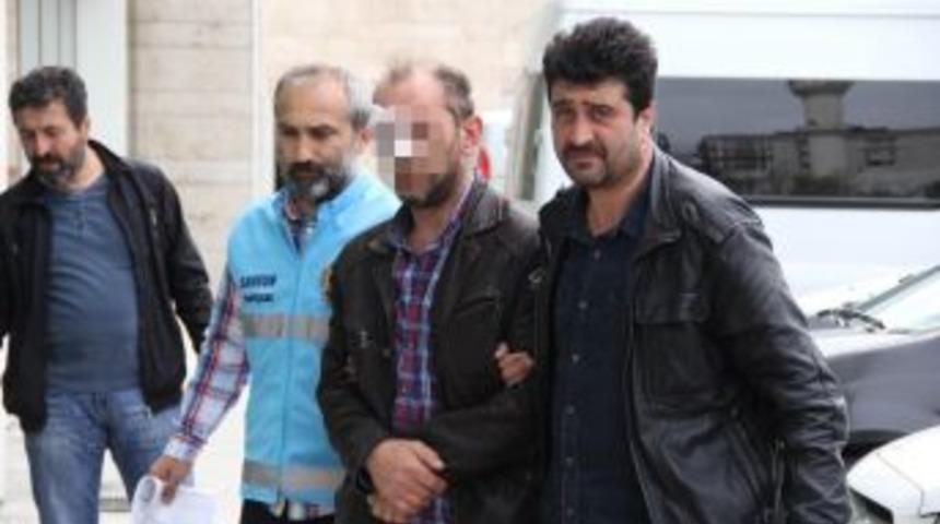 Kavgada Araya Giren Bı&ccedil;akla Ağır Yaraladı