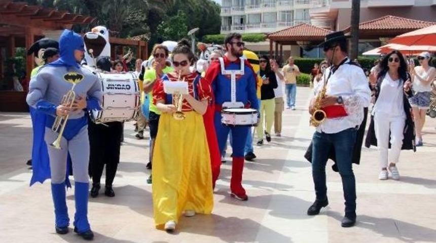 Kemer'de Turistler I&ccedil;in Aile Festivali